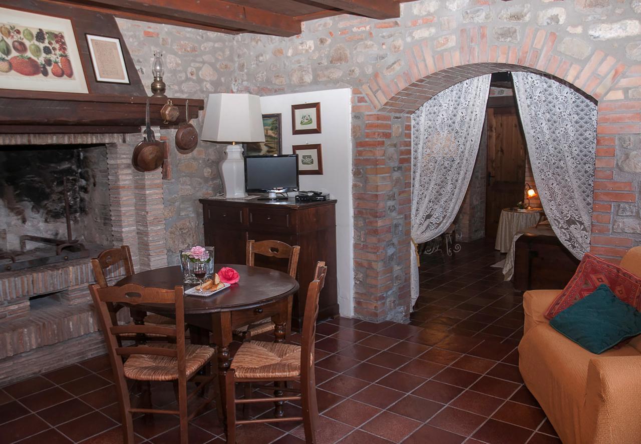 Hostal Il Poggiolo Di Parrano Exterior foto