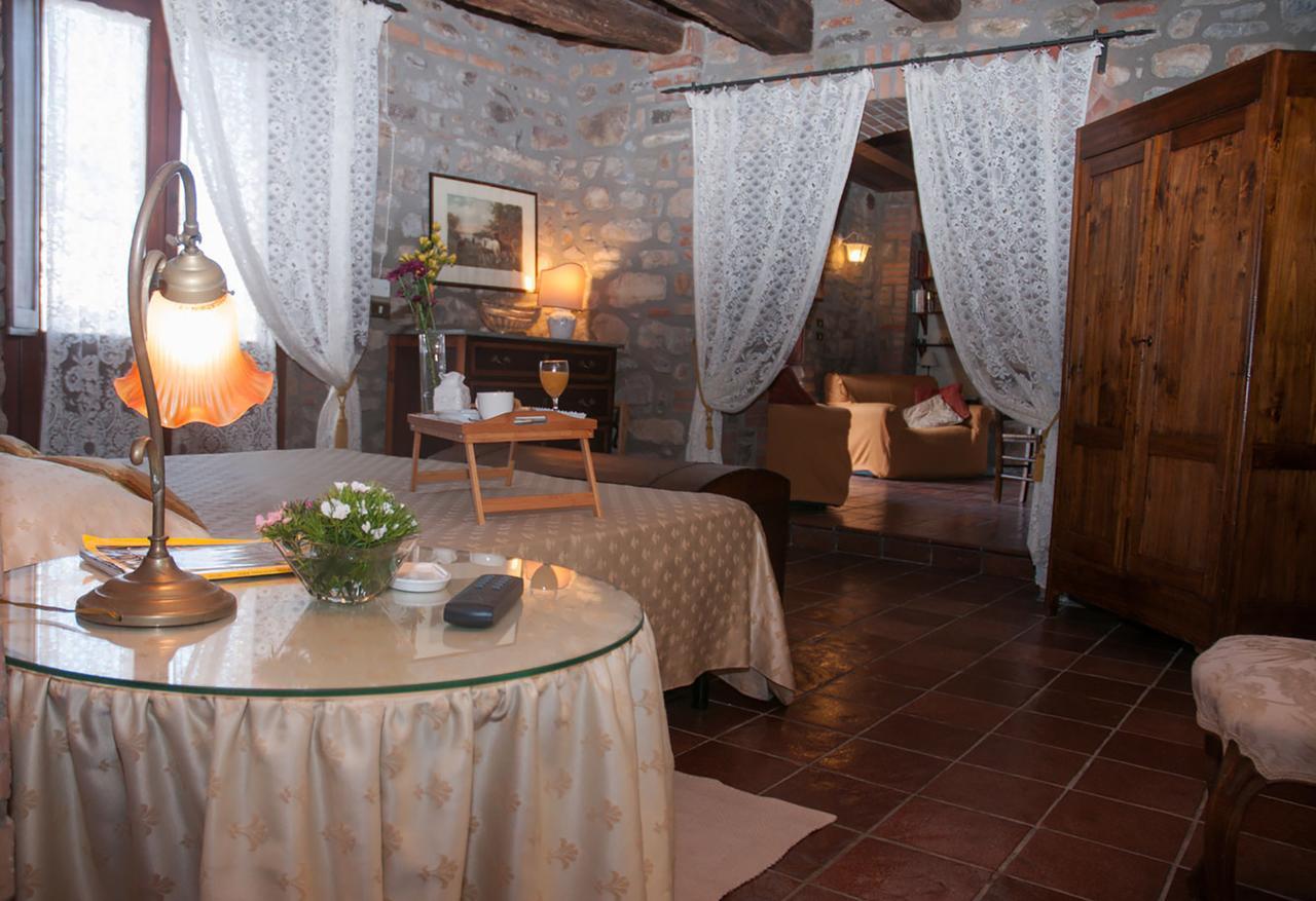 Hostal Il Poggiolo Di Parrano Exterior foto